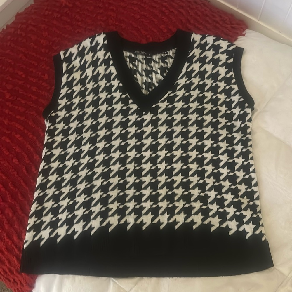 Juniors. Black and white sweater. Size L